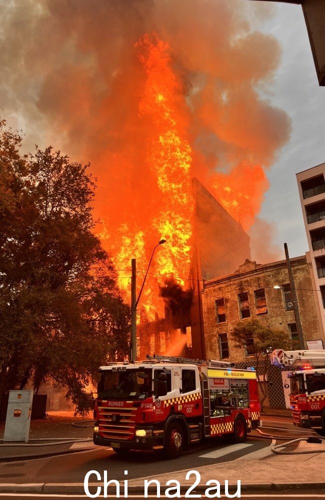 星期四下午吞没悉尼中央商务区一座废弃文物建筑的巨大地狱已经已熄灭，消防员已确认。图片：Neil Bennett