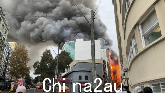 黑烟升入空中,悉尼人看着地狱占据了位于中央火车站旁边的六层楼建筑。图片:Alexi Demetriadi