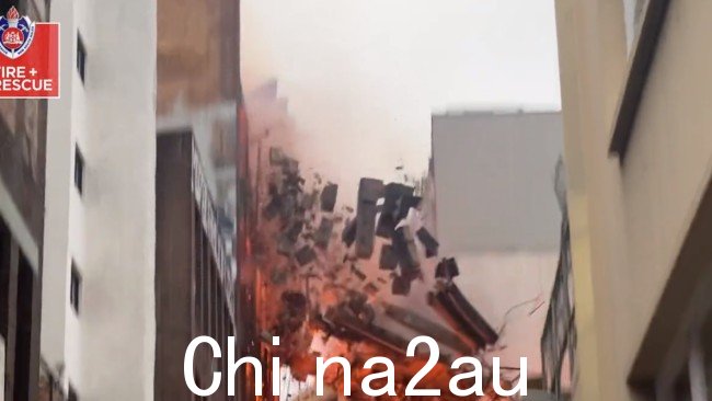 令人难以置信的图像显示,结构顶部的部分断裂并掉落到下面被封锁的街道上。图片:NSW Fire and Rescue