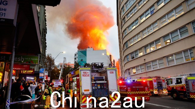 Phu-Tang 声称大火从二楼开始，但随着消防员在高峰时间赶到现场，火势迅速吞没了整栋大楼。图片：Richard Dobson