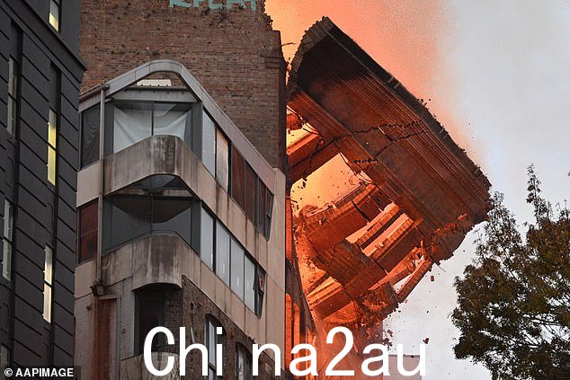 建筑物几乎完全倒塌,屋顶和墙壁上的碎片掉落到下面的街道上