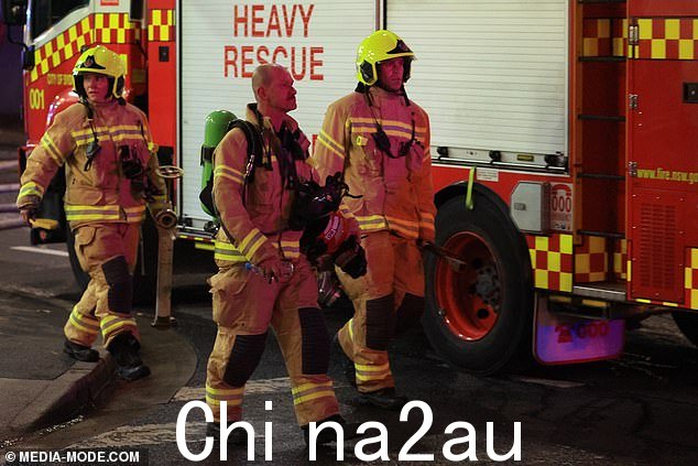 大楼在下午 4 点左右着火,到下午 6 点几乎完全倒塌