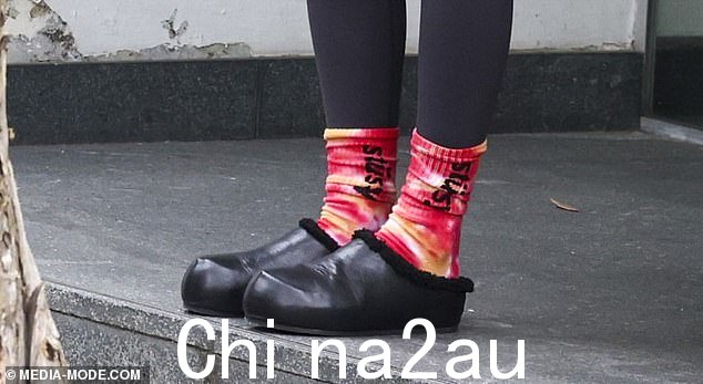 她添加了一些澳大利亚设计师配饰,包括来自 Camilla 和 Marc 的带有人造毛皮衬里的凤凰皮木屐,价值 550 澳元(359 美元)