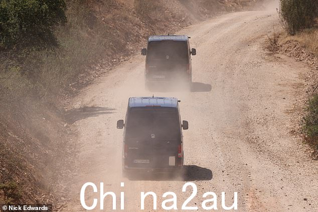 侦探离开现场在阿尔加维寻找线索