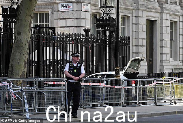 一名警察在唐宁街大门外的车祸现场附近站岗