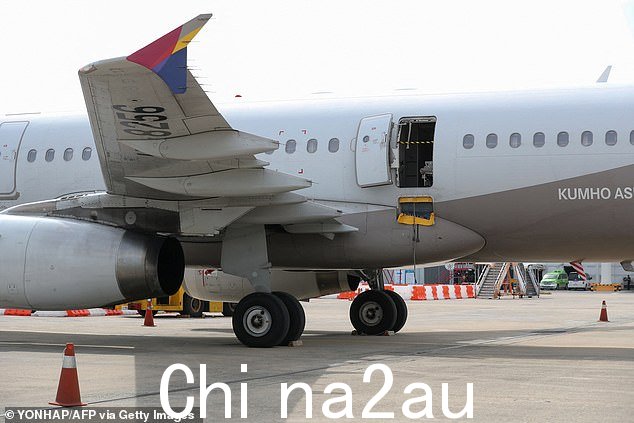 周五大邱国际机场的韩亚航空公司飞机 - 门还开着