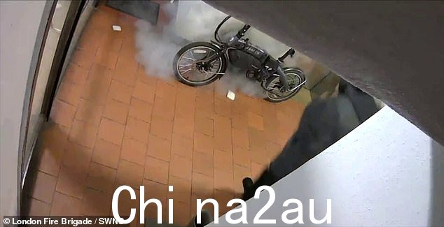 自行车靠在墙上突然冒出浓烟