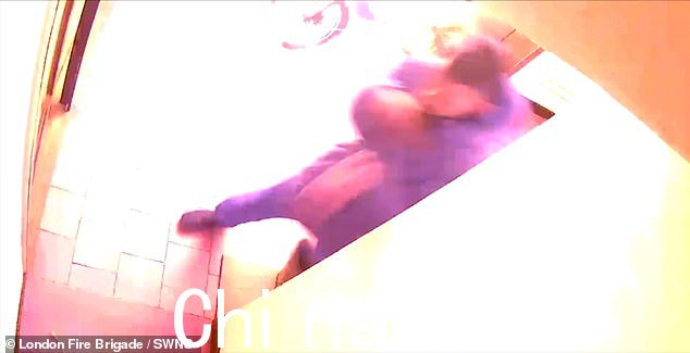 闭路电视捕捉到一辆电动自行车在伦敦西南部罗汉普顿的一个公寓楼爆炸成火球的那一刻