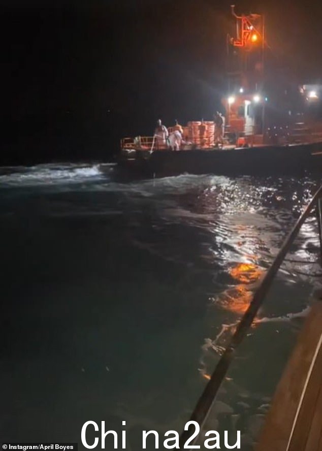 当一艘西班牙救援船和直升机在半夜冲向他们时,四名船员终于松了一口气