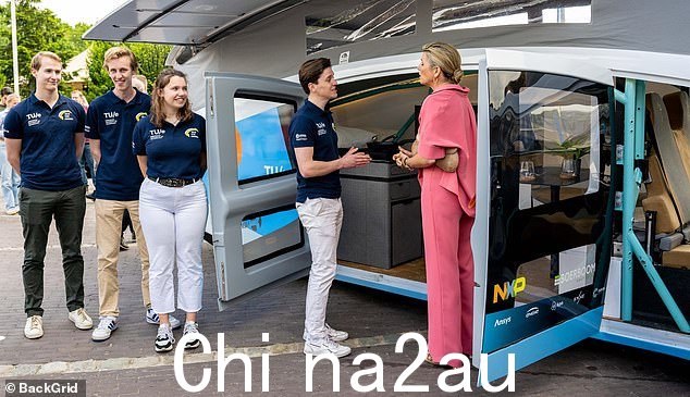 Maxima 王后与 NXP Semiconductors 的工作人员优雅地聊天