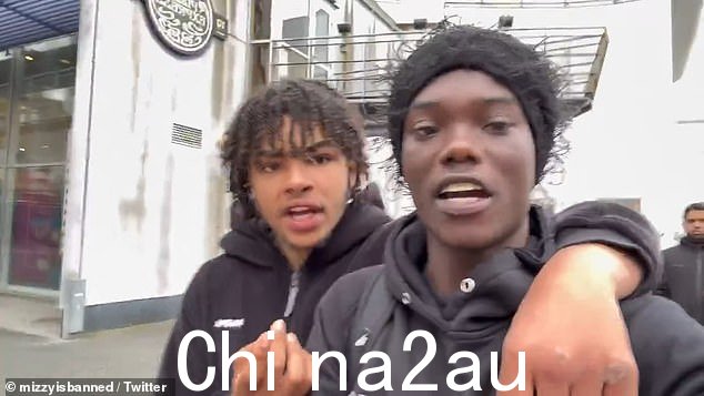 他的朋友在视频中说:'我们不想伤害任何人,我们不想什么都不做,你们一直在仇恨,你们在帮助我们。'