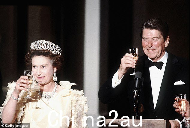 1983年英国女王伊丽莎白二世在旧金山的宴会上与美国前总统里根干杯