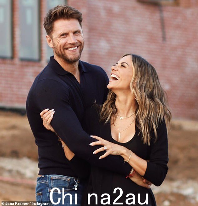 准备结婚:One Tree Hill 退伍军人 Jana克莱默订婚了。这位 39 岁的乡村歌手周四早上在她的播客中分享了这个喜讯。她将与男友 Allan Russell 结婚