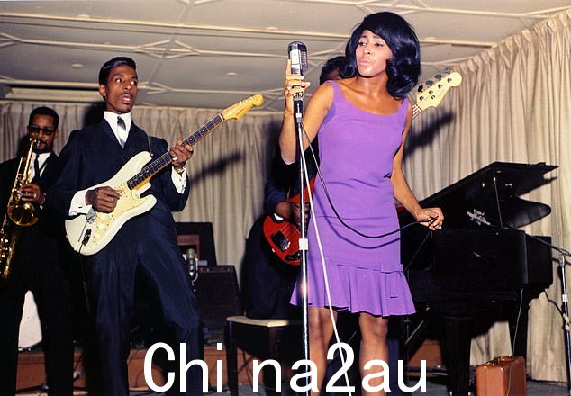 Then-husband-and-rap R&B duo Ike and Tina Turner 在舞台上表演1964 年在得克萨斯州达拉斯沃思堡使用 Fender Stratocaster 电吉他