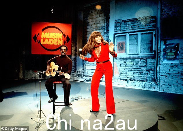 Ike 和 Tina Turner 在德国电视节目 Musikladen 上表演'Nutbush City Limits',西德不来梅,1973