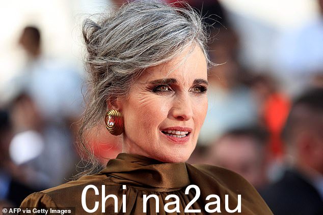Stunning: 她的自然美被华丽的烟熏眼妆增强了