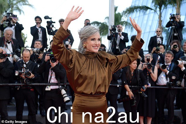 耶!这位标志性的女演员身着紧身青铜色礼服走上世界媒体面前的红地毯,获得了动画效果