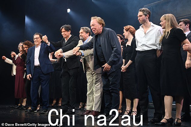 谢幕:Lord Andrew Lloyd Webber 加入了 Vinny Coyle、Rosemary Ashe、Danielle de Niese、作词家 Don Black、Michael Ball、Laura Pitt-Pulford、Jamie Bogyo 和 Anna Unwin