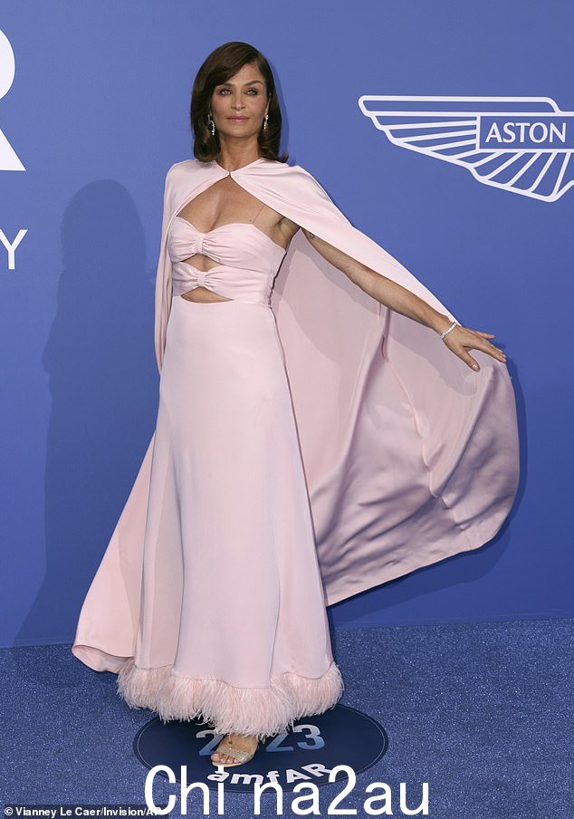 这么多星星!星期四,明星云集的 amfAR Gala Cannes 在传奇的 Du Cap Eden Roc Cap D'Antibes 酒店举行。 imageCaption