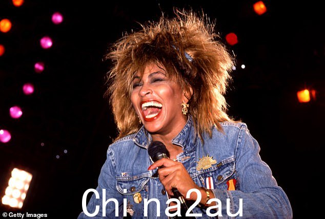 蒂娜·特纳 (Tina Turner) 于 1985 年在舞台上表演。特纳于 1978 年首次被诊断出患有高血压,并于 2016 年开始与肠癌作斗争。同时,她的肾脏衰竭,导致她在 2017 年接受了移植手术
