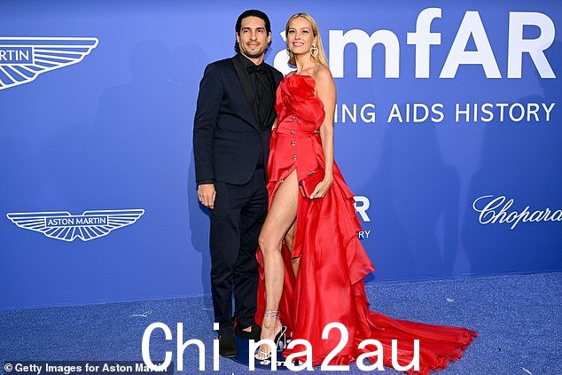 受人喜爱:Petra Nemcova 在周四第 76 届戛纳电影节期间与丈夫 Benjamin Larretche 一起参加 amfAR 联欢晚会时,在一场令人惊叹的演出中惊呆了