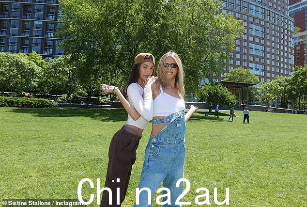 姐妹情谊:Sistine 和 Scarlet 在白天外出拍照