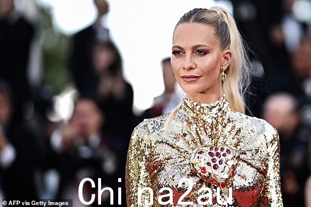 Beauty:Poppy 将她的铂金锁设计成侧分的马尾辫,看起来很整洁
