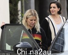 Ariana Madix 和 Katie Maloney 检查他们即将开业的三明治店的进展情况