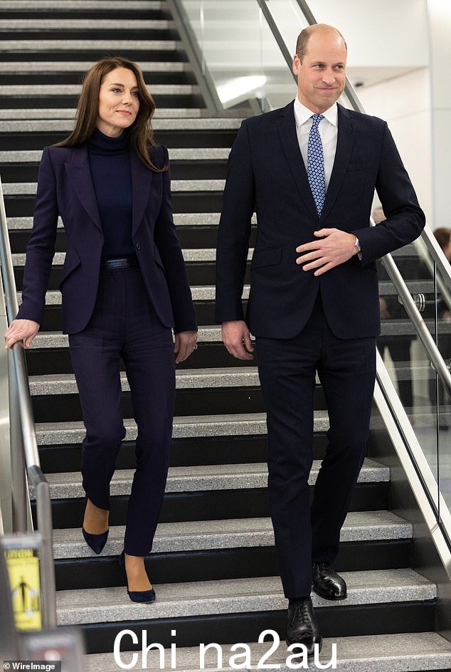 午夜蓝西装外套售价 1,801 英镑,而所穿的靴型裤售价 732.30 英镑。麦昆ueen西装和她之前穿过的设计师的粉白西装一样