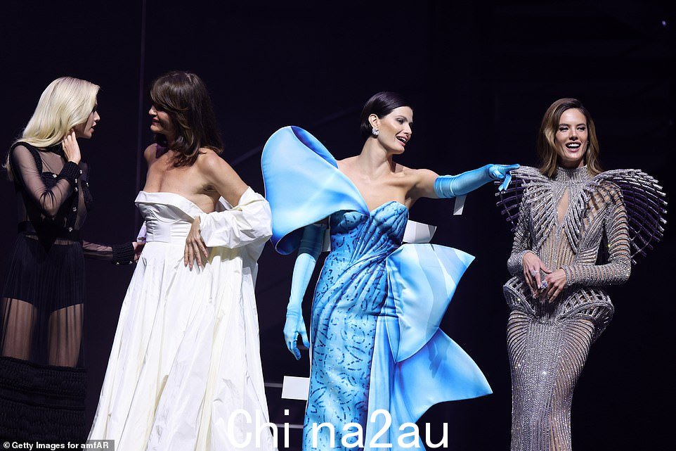 明星云集:Stella Maxwell、Helena Christensen、Isabeli Fontana 和 Alessandra Ambrosio 在 amfAR 晚会上走秀