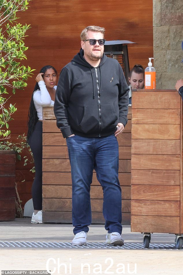 Laidback:James Corden 周四在马里布的 Soho House 吃午饭时保持休闲,他在搬迁到英国后飞回美国