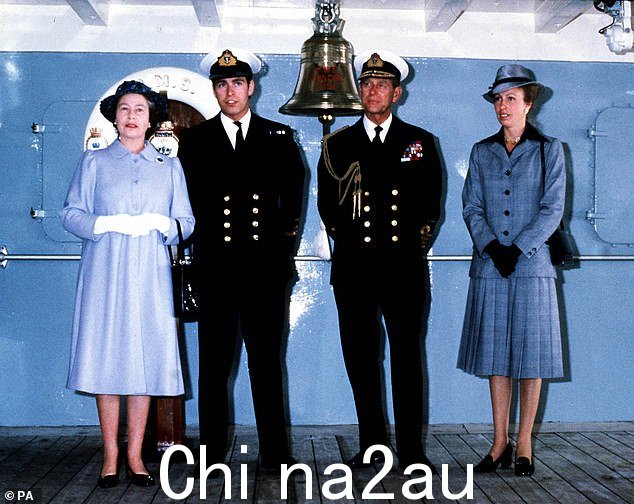 2001 年安德鲁从福克兰群岛返回后,女王、安德鲁王子、已故爱丁堡公爵和安妮公主在一艘航空母舰上。菲利普为安德鲁跟随他进入海军感到自豪