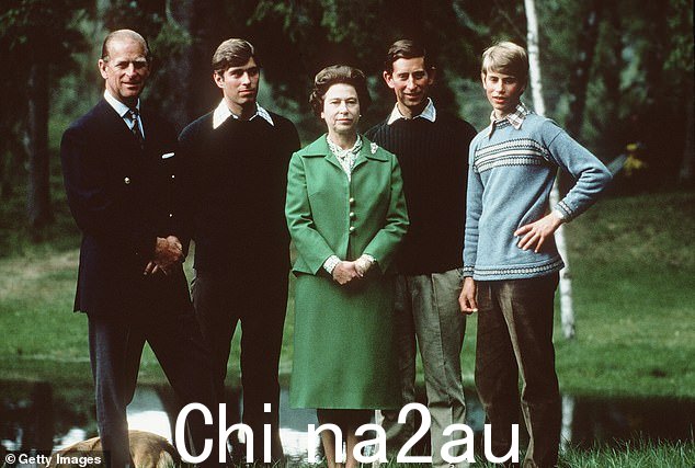 1979 年,伊丽莎白女王和菲利普亲王以及他们的三个儿子安德鲁、查尔斯和爱德华在巴尔莫勒尔度假