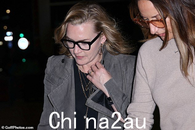 引人注目:凯特在外出时不化妆以展示她的自然美,并披散了她闪亮的金色头发以勾勒出她的容貌