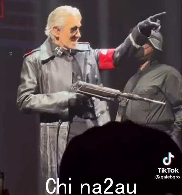有一次,他甚至假装向人群开枪,穿着他的纳粹制服——平克弗洛伊德电影 The Wall 中一个新纳粹组织的成员穿的制服