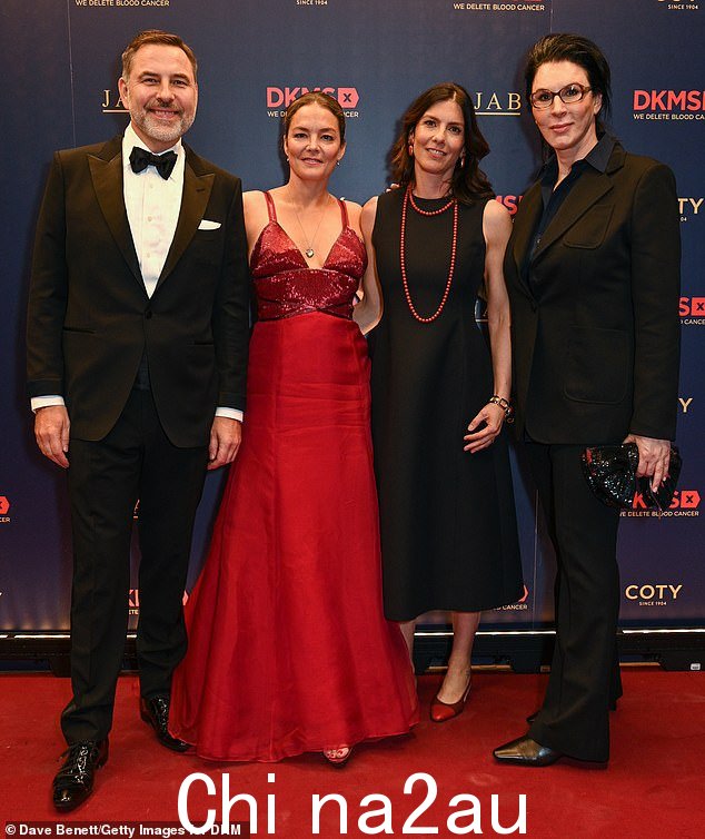 说奶酪:(从左到右)David Walliams、Katharina Harf、Victoria Von Wulffen 和 Sue Y. Nabi