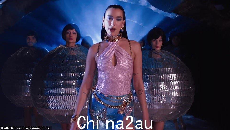 彻夜狂舞:当她到达片场时,这位悬浮的热门歌手被赋予了新的编舞,她立即学会了编舞,然后一个巨大的迪斯科球轰然落在舞池上