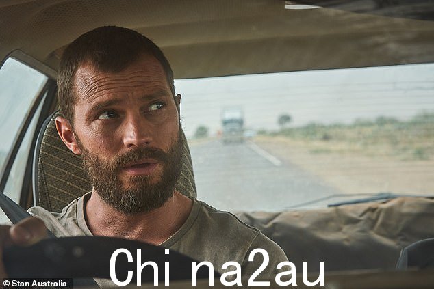 主演:斯坦原创系列的第一季 - 去年发布 - 专注于 Dornan 的角色 Elliot,因为一辆汽车试图将他赶出公路,他被困在内陆。他在医院醒来时完全不知道发生了什么