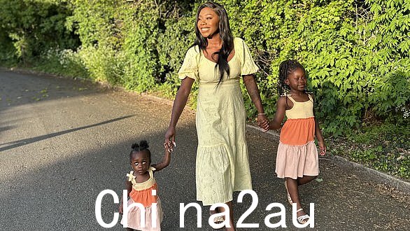 Ola 说:'我最喜欢的衣服是黄色连衣裙。它有漂亮的领口,足够宽敞,所以还有吃饭的空间。孩子们也一样。他们有玩耍和活动的空间他们的黄色和橙色连衣裙。'