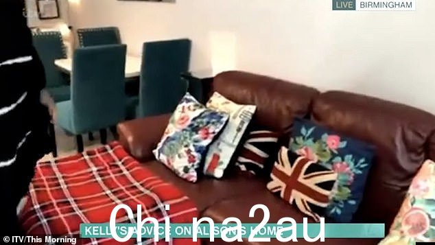 爱国:这位明星展示了她用英国国旗和花卉靠垫装饰的毛绒真皮沙发