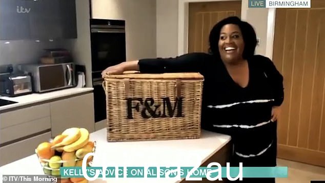 昂贵的款待:Alison 有一个 Fortnum & Mason 礼篮,她自豪地炫耀