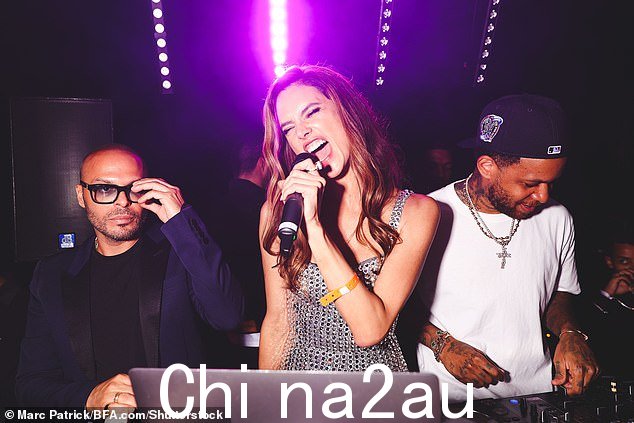 热爱生活:Alessandra Ambrosio 确保所有的目光都集中在她身上,因为她大摇大摆地走到 DJ 甲板并在派对上指挥麦克风