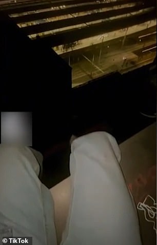 A男孩分享了自己坐在横梁上的视频