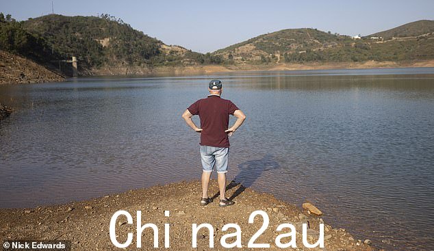 周日在他们的度假屋接受《每日邮报》独家采访,离水库只有几分钟的车程,退休的建筑工人 Ralf(照片在水库)和前银行出纳员 Ann描述了这个奇怪的发现