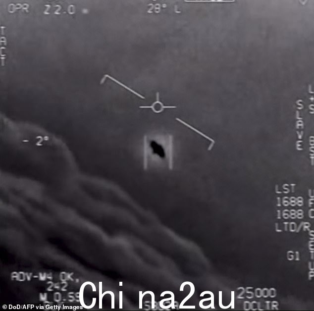 至少有六名举报人声称他们从事罗斯威尔式 UFO 坠机检索和逆向工程项目,并与国会议员进行了交谈。这段视频抓取显示了海军飞行员拍摄的一段非机密视频的一部分,该视频流传了多年,展示了与“不明空中现象”的互动