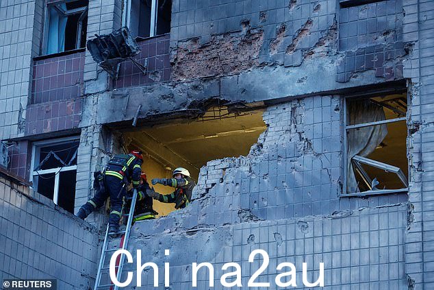 救援人员在周日早上俄罗斯罢工期间受损建筑物的工地工作
