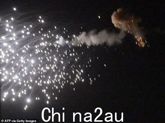 这次袭击持续了五个多小时,据报道防空系统击落了 40 多架无人机。图为周日清晨无人机爆炸
