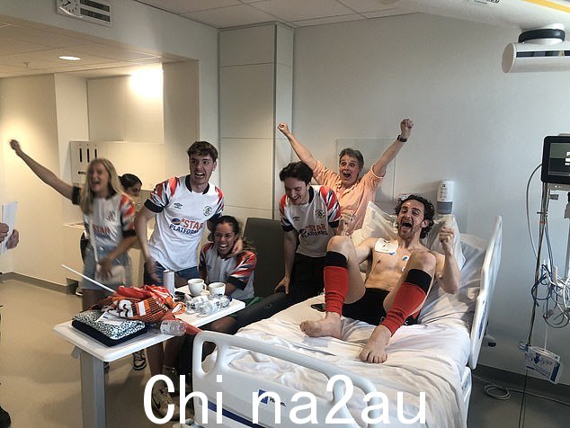 卢顿的汤姆洛克耶庆祝俱乐部从医院升入英超联赛