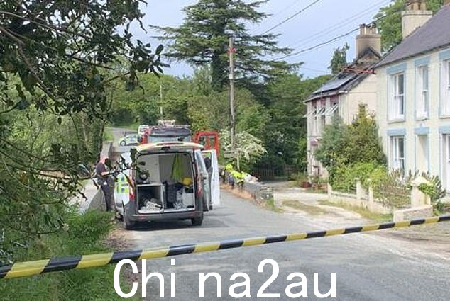 官员正在调查(如图)起火原因,验尸官已收到警报
