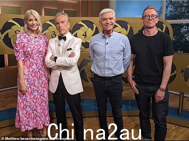 Holly Willoughby 和 Phillip Schofield 在拍摄尴尬照片之前在后台“紧张”
